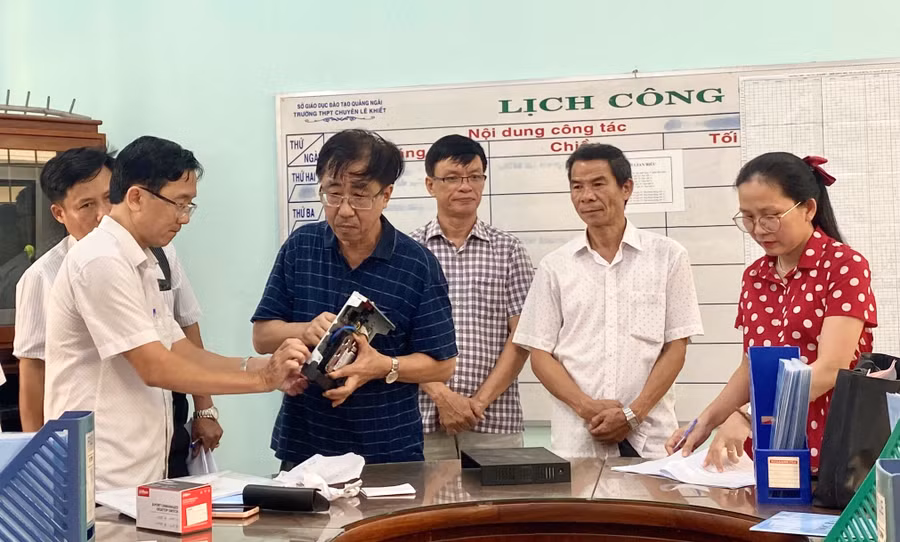 Đoàn kiểm tra của Sở GD&ĐT tỉnh Quảng Ngãi làm việc tại Trường THPT chuyên Lê Khiết.