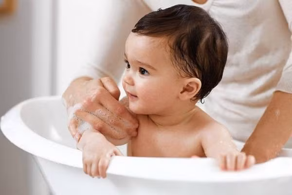 Sai lầm của cha mẹ khi tắm cho trẻ có thể đẩy con vào tình thế nguy hiểm - Ảnh 1.