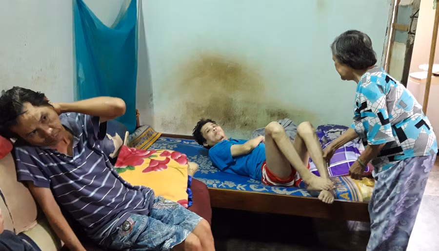 Hai người cậu của Hòa bị tai nạn, không thể tự lo sinh hoạt cá nhân.