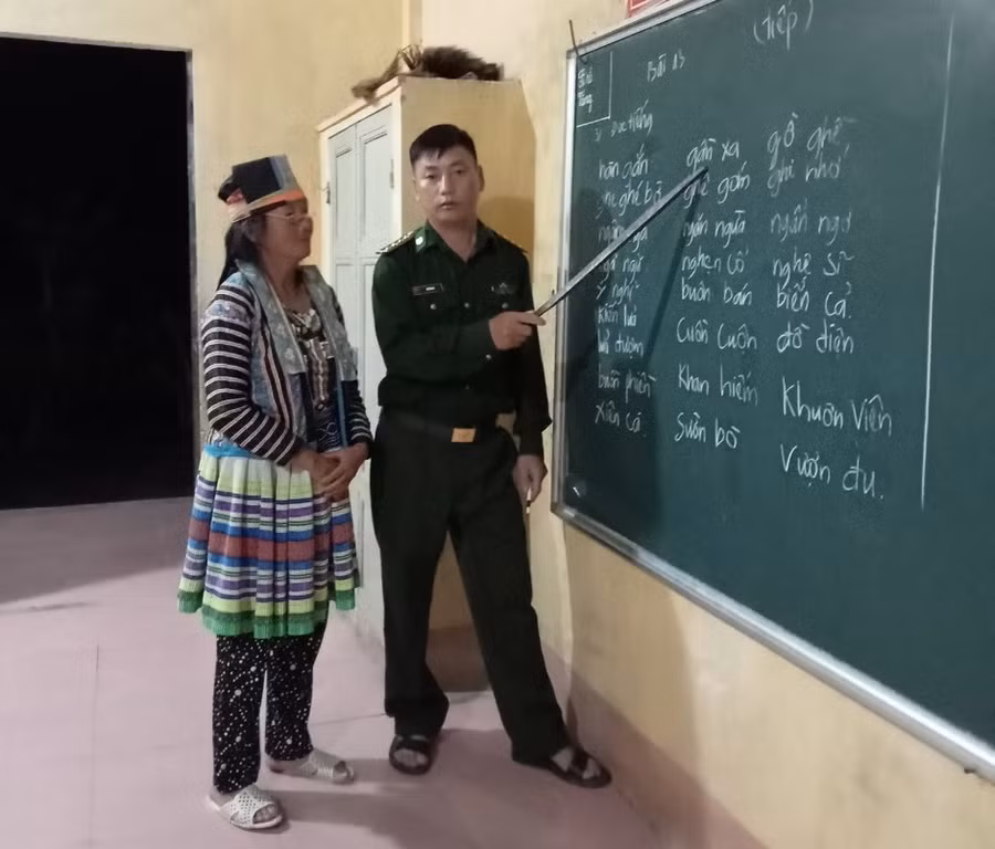 Học viên phấn khởi khi đọc thông, viết thạo ở tuổi 40-50. (Ảnh: NT)