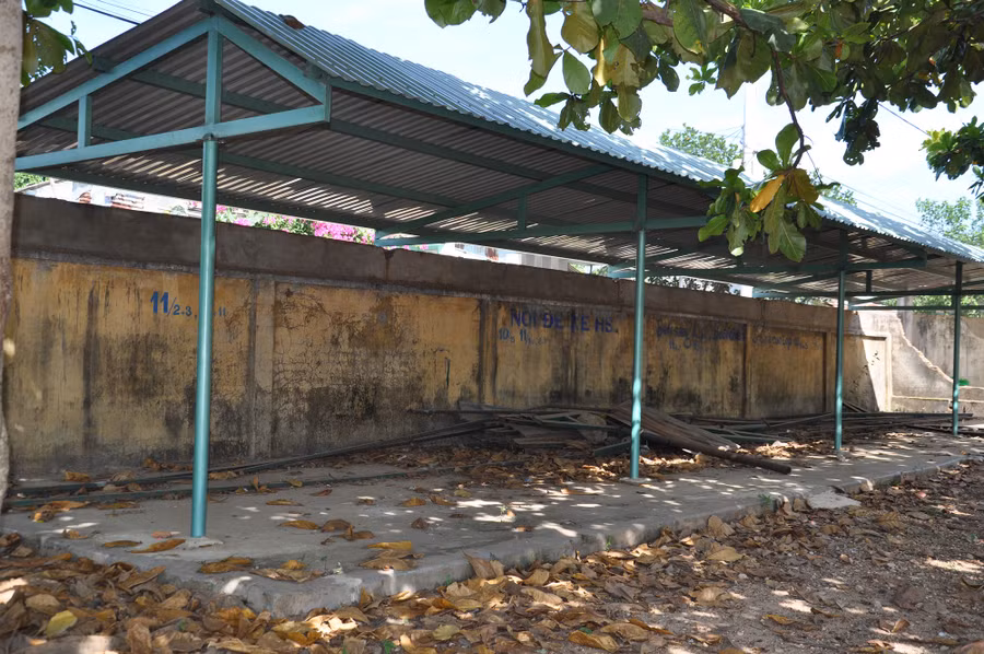 Nhà xe để hoang, học sinh chen chúc gửi xe vào nhà dân