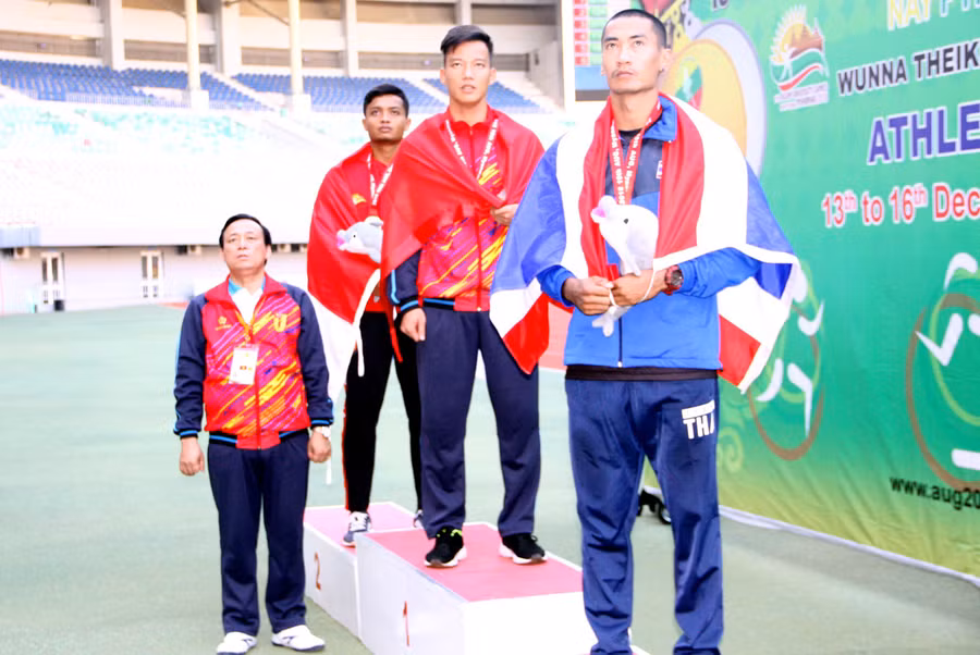 Đại diện ban tổ chức trao thưởng cho các vận động viên. Đại diện ban tổ chức trao thưởng cho các vận động viên.