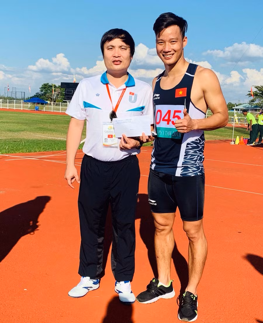 Đại diện đoàn động viên và thưởng nóng cho Nguyễn Hoài Văn huy chương vàng nội dung ném lao. Đại diện đoàn động viên và thưởng nóng cho Nguyễn Hoài Văn huy chương vàng nội dung ném lao.