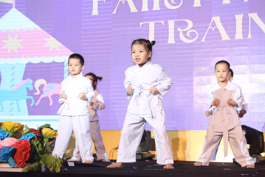 Trẻ với bài tập võ Wushu. Trẻ với bài tập võ Wushu.