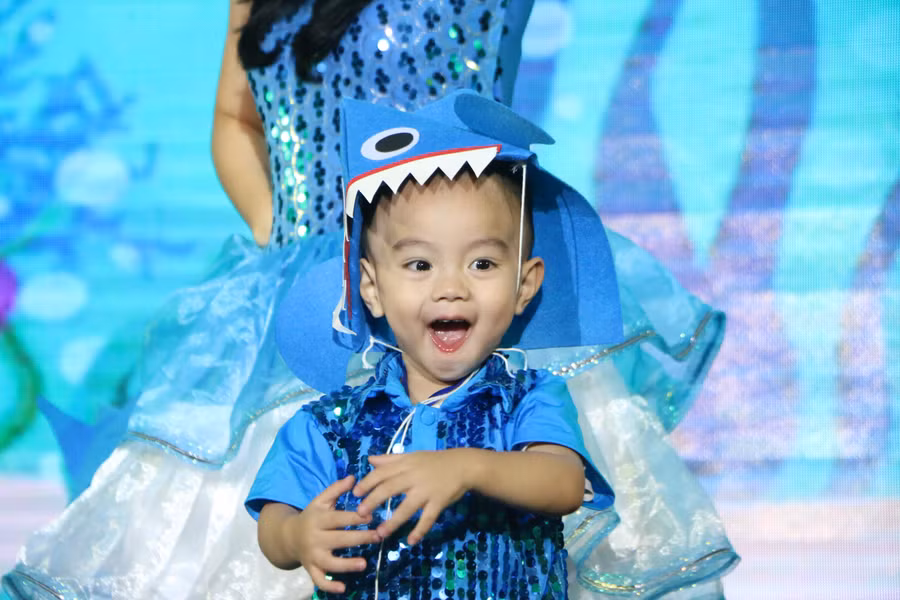 "Chú Cá mập" đáng yêu tỏ ra rất phấn khích trong bài nhảy "Baby Shark". "Chú Cá mập" đáng yêu tỏ ra rất phấn khích trong bài nhảy "Baby Shark".