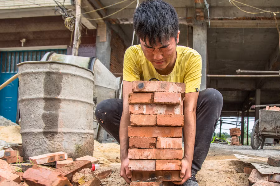 Cảm động cậu học sinh làm việc tại công trường để cứu em mắc bệnh bạch cầu
