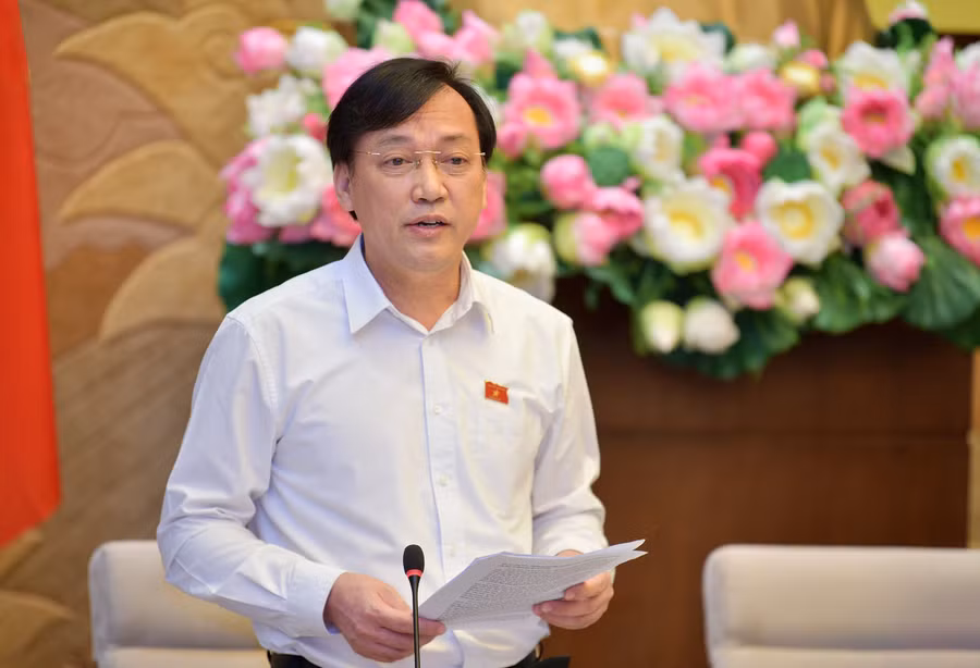 Phó Chủ nhiệm Ủy ban Văn hóa, Giáo dục Phan Viết Lượng báo cáo tại phiên họp Phó Chủ nhiệm Ủy ban Văn hóa, Giáo dục Phan Viết Lượng báo cáo tại phiên họp