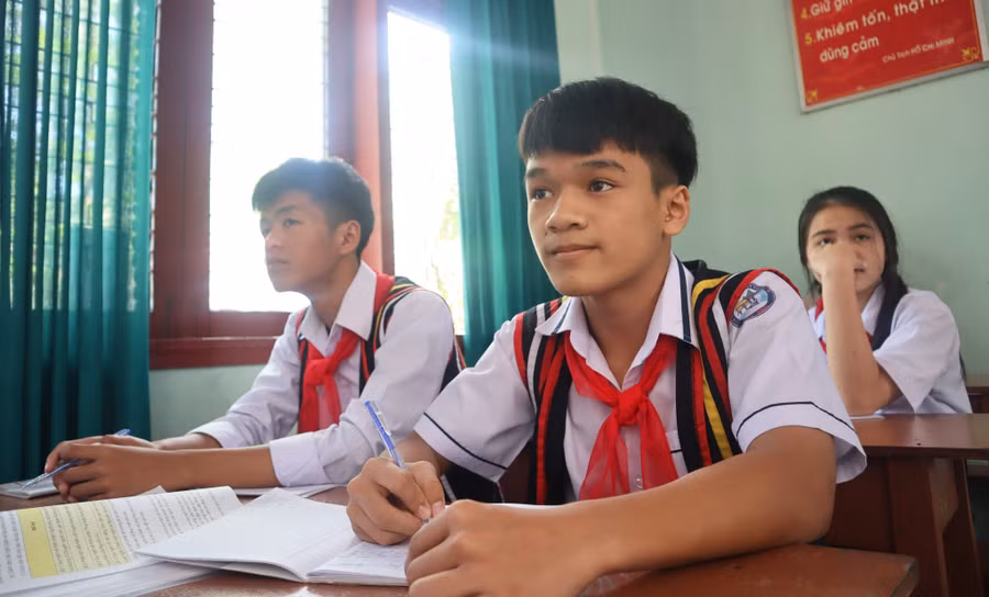 Theo Kỹ, để học tốt sử thì phải tập trung nghe thầy cô giảng bài kết hợp với sách, tư liệu từ các nguồn khác ngoài sách giáo khoa. Ảnh: Trần Tươi. Theo Kỹ, để học tốt sử thì phải tập trung nghe thầy cô giảng bài kết hợp với sách, tư liệu từ các nguồn khác ngoài sách giáo khoa. Ảnh: Trần Tươi.