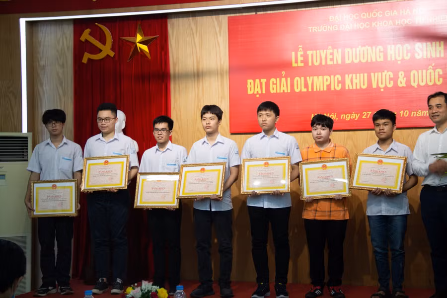 Học sinh Trường THPT Chuyên Khoa học Tự nhiên (Trường ĐH Khoa học tự nhiên - ĐH Quốc gia Hà Nội) đạt giải Olympic quốc tế được tuyên dương. Ảnh: NVCC.