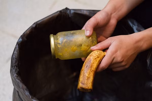 Mẹo lau chùi, dọn dẹp và sắp xếp tủ lạnh khoa học nhất - Ảnh 2