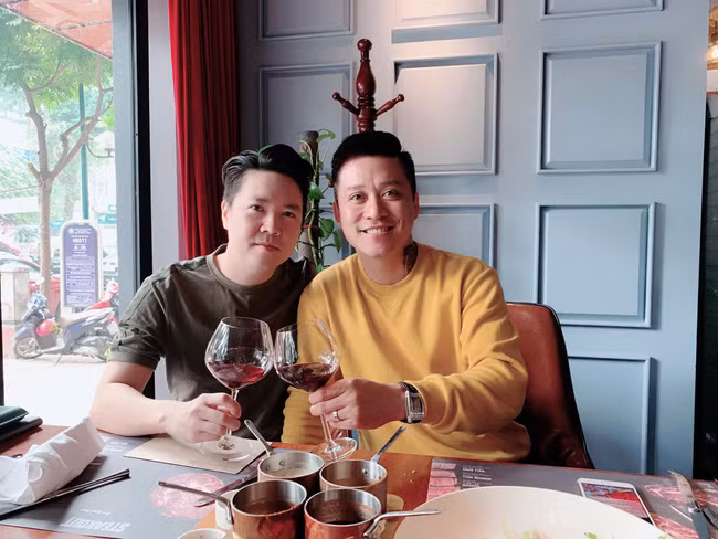 Giữa showbiz đầy rẫy thị phi, vẫn có tình bạn tồn tại đến 15 năm của Lê Hiếu và Tuấn Hưng - Ảnh 1.