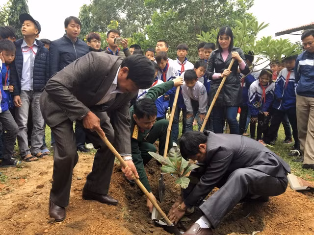 Đoàn cơ sở Báo Quân đội nhân cùng Hiệu trưởng Trường THCS Cẩm Tân trồng cây bàng vuông Trường Sa Đoàn cơ sở Báo Quân đội nhân cùng Hiệu trưởng Trường THCS Cẩm Tân trồng cây bàng vuông Trường Sa