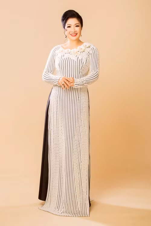 Mang danh mĩ nhân showbiz nhưng Hà Tăng, Tú Anh, Đan Lê, Lê Phương... vẫn bị dìm hàng khi đứng cạnh mẹ ruột - Ảnh 11. Mang danh mĩ nhân showbiz nhưng Hà Tăng, Tú Anh, Đan Lê, Lê Phương... vẫn bị dìm hàng khi đứng cạnh mẹ ruột - Ảnh 11.