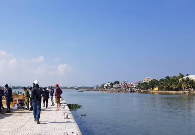 Lời kể của bé gái 14 tuổi thoát chết khi bố chở cả gia đình lao xuống sông vì cãi nhau với mẹ - Ảnh 6. Lời kể của bé gái 14 tuổi thoát chết khi bố chở cả gia đình lao xuống sông vì cãi nhau với mẹ - Ảnh 6.
