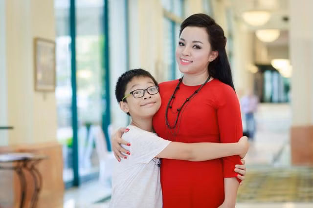 NSƯT Tố Nga bên con trai.
