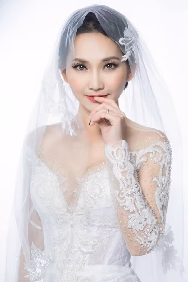 Thi thoảng nữ diễn viên cũng cùng chồng và các con về Việt Nam để thăm gia đình.