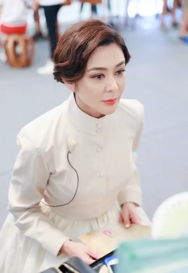 Cũng giai đoạn này, Quan Chi Lâm phát hiện có khối u ở tuyến yên não bộ. Do khối u ở khu vực khó phẫu thuật, Quan Chi Lâm thường xuyên tái khám tại các bệnh viện hàng đầu. Sức khỏe của tôi đã tốt hơn trước rồi, cô chia sẻ với phóng viên vào cuối năm 2018.