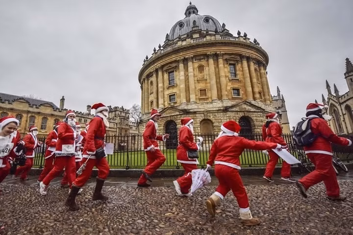 10- Đại học Oxford (Anh) nổi tiếng thế giới đứng ở vị trí thứ 10 về tỷ lệ sinh viên có việc làm sau tốt nghiệp. Xếp hạng của hãng tư vấn giáo dục Quacquarelli Symonds dựa trên dữ liệu thu thập từ 42.000 nhân viên.