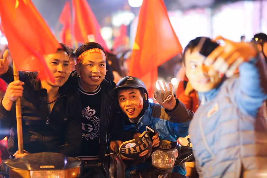 Những cổ động viên không giấu được niềm vui sướng, ghi lại khoảnh khắc khó quên.