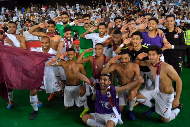 Hy hữu: Hoàng tử UAE mua sạch vé, không cho CĐV Qatar xem bán kết Asian Cup 2019 - Ảnh 2. Hy hữu: Hoàng tử UAE mua sạch vé, không cho CĐV Qatar xem bán kết Asian Cup 2019 - Ảnh 2.
