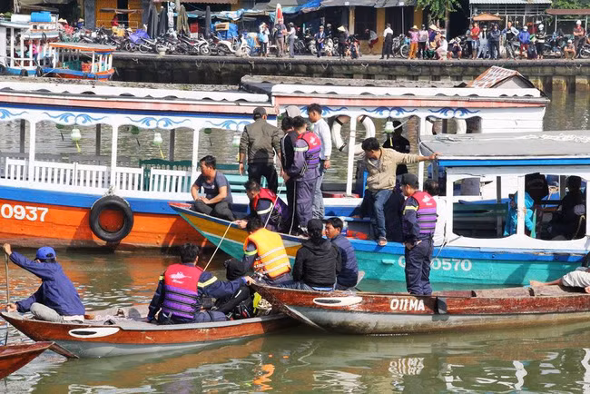 Lời kể của bé gái 14 tuổi thoát chết khi bố chở cả gia đình lao xuống sông vì cãi nhau với mẹ - Ảnh 2. Lời kể của bé gái 14 tuổi thoát chết khi bố chở cả gia đình lao xuống sông vì cãi nhau với mẹ - Ảnh 2.