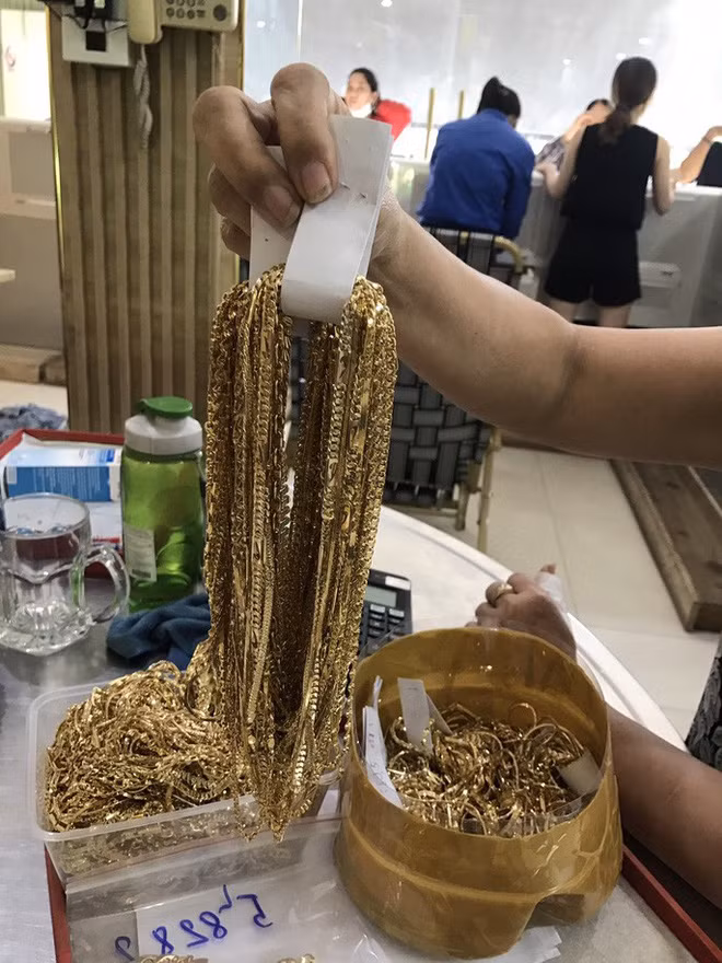 Vụ 2 thanh niên bán 230 lượng vàng: Bất ngờ khám nhà thu giữ thêm lượng vàng khổng lồ-2