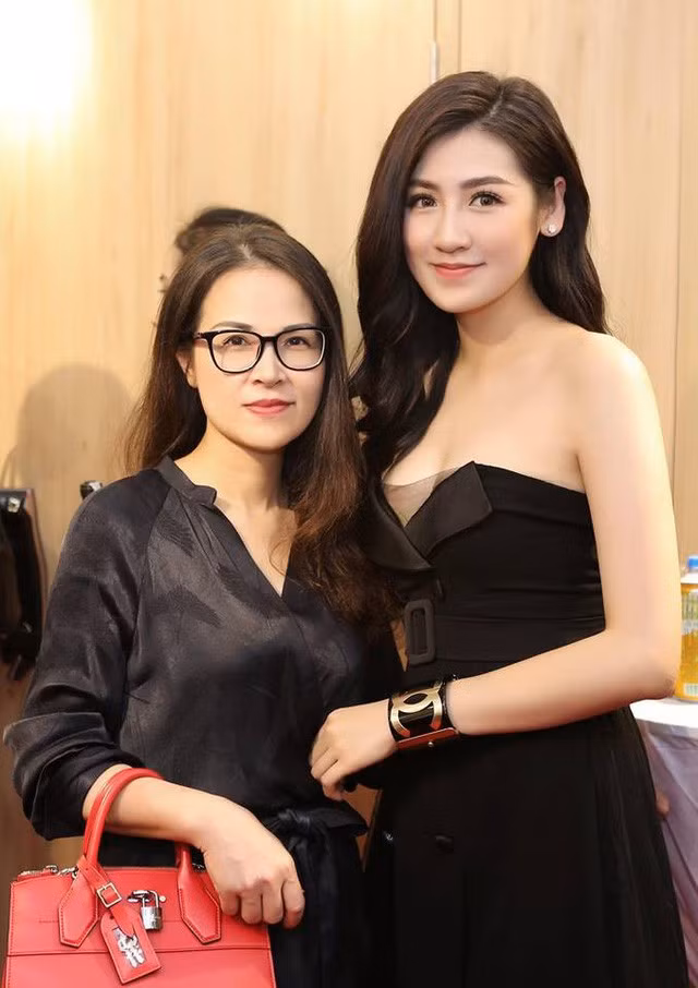 Mang danh mĩ nhân showbiz nhưng Hà Tăng, Tú Anh, Đan Lê, Lê Phương... vẫn bị dìm hàng khi đứng cạnh mẹ ruột - Ảnh 16. Mang danh mĩ nhân showbiz nhưng Hà Tăng, Tú Anh, Đan Lê, Lê Phương... vẫn bị dìm hàng khi đứng cạnh mẹ ruột - Ảnh 16.