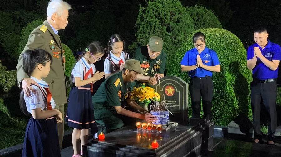 Các cựu chiến binh cùng thanh thiếu niên thắp hương lên các phần mộ anh hùng liệt sĩ tại Nghĩa trang A1 (Điện Biên).