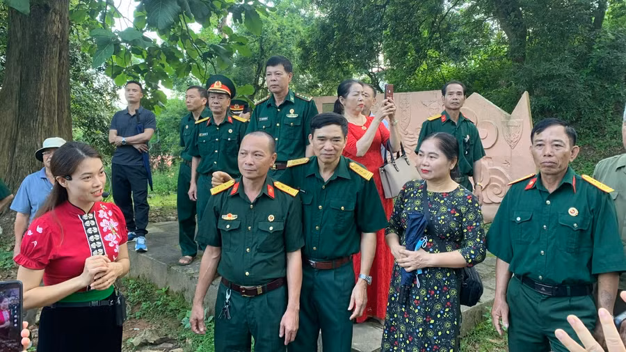 Đoàn cựu chiến binh thị xã Sơn Tây, TP Hà Nội chăm chú lắng nghe hướng dẫn viên nói về trận đánh đồi A1.