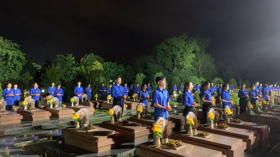 Hàng trăm đoàn viên thanh niên thắp nến tri ân lên các phần mộ anh hùng liệt sĩ tại Nghĩa trang A1.