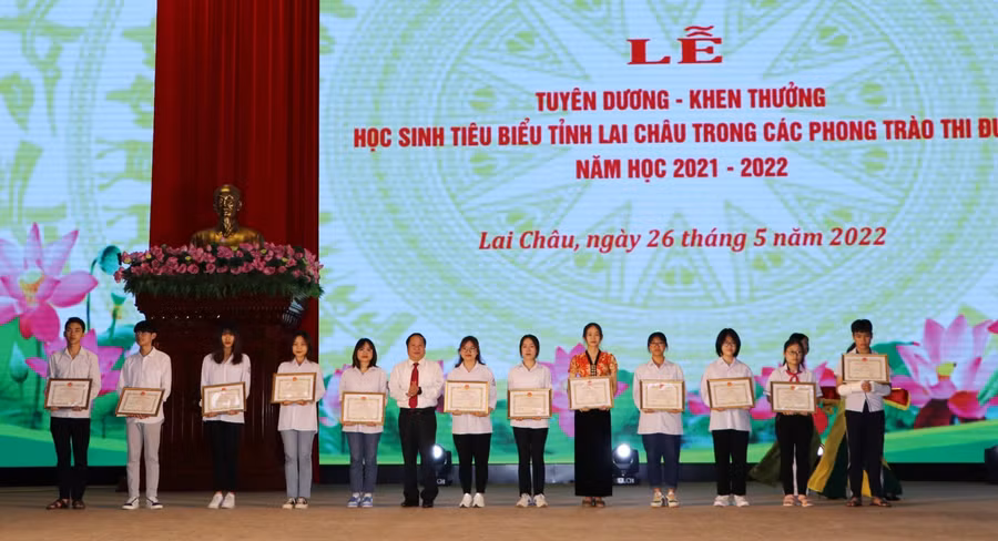 190 học sinh các cấp được UBND tỉnh Lai Châu tặng giấy khen.