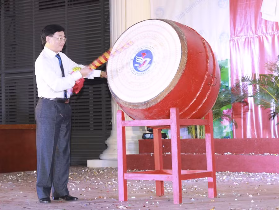 Trường Đại học Vinh khai giảng năm học mới 