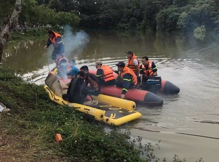 Cơ quan chức năng đưa thi thể nạn nhân vào bờ.