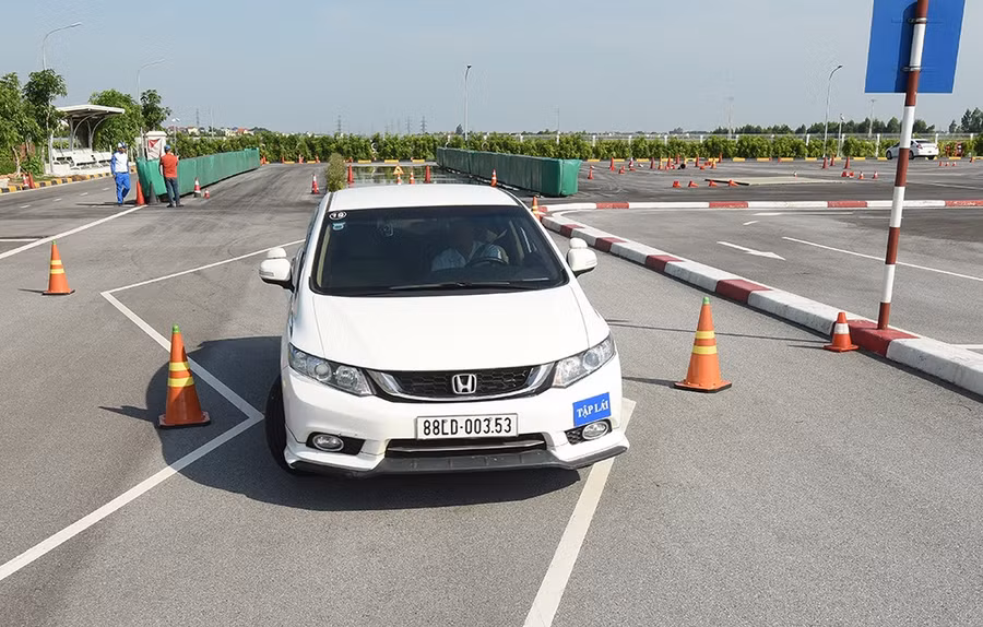 Mức học phí tại Trung tâm Đào tạo sát hạch lái xe Honda khoảng 20 triệu đồng/khóa (Trong ảnh: Học viên thực hành tay lái trong địa hình mô phỏng đường zíc zắc). Ảnh: Khánh Linh

