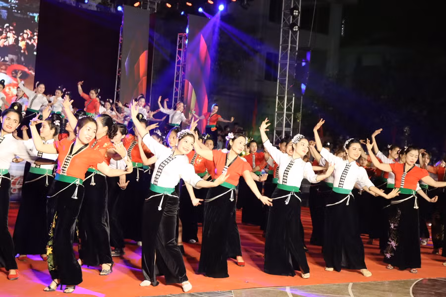 Điệu múa xoè dân tộc Thái. Điệu múa xoè dân tộc Thái.
