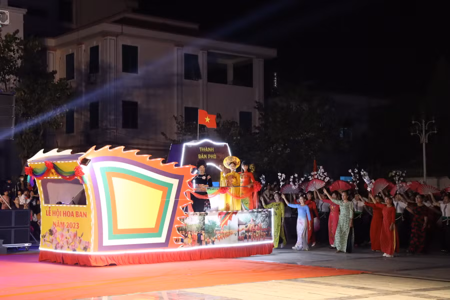 Xe diễu hành mô hình Thành Bản Phủ. Xe diễu hành mô hình Thành Bản Phủ.