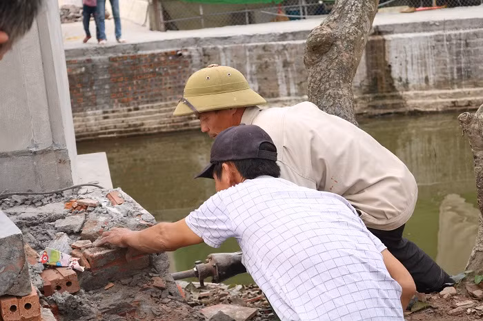 Thềm đá hai bên được hạ thấp xuống theo nguyên trạng ban đầu Thềm đá hai bên được hạ thấp xuống theo nguyên trạng ban đầu