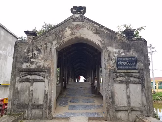 Lối vào cửa Bắc của cây cầu trước đây Lối vào cửa Bắc của cây cầu trước đây