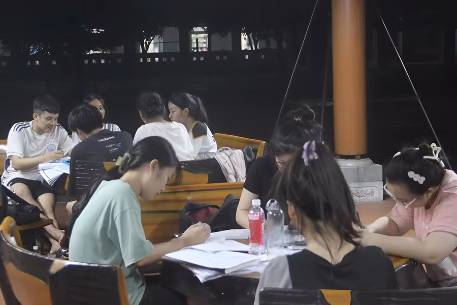 Các em học sinh chia thành nhóm nhỏ để ôn thi. Ảnh: Phạm Tâm