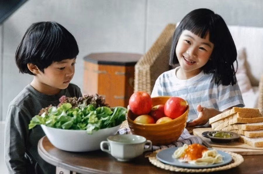 Đây là lúc bạn cần phải cố gắng nhiều hơn nữa để biến việc ăn vặt lành mạnh thành niềm vui. (Ảnh: ITN).
