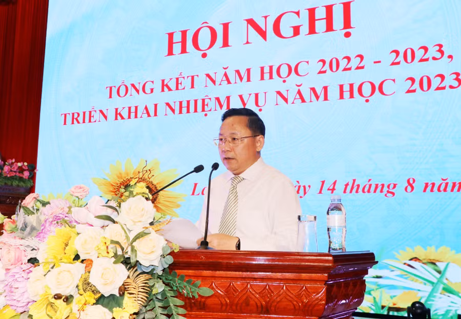 NGƯT Đinh Trung Tuấn, Giám đốc Sở GD&ĐT tỉnh Lai Châu phát biểu tại Hội nghị. NGƯT Đinh Trung Tuấn, Giám đốc Sở GD&ĐT tỉnh Lai Châu phát biểu tại Hội nghị.