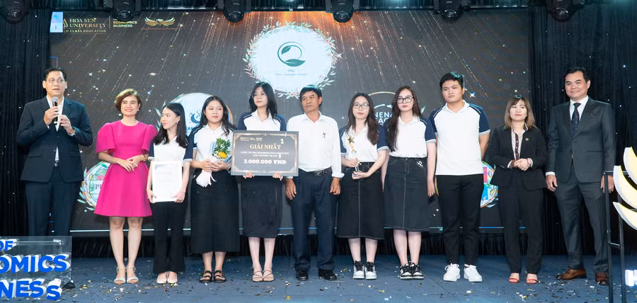 Nhóm đạt giải nhất cuộc thi HSU Business Challenge 2022.