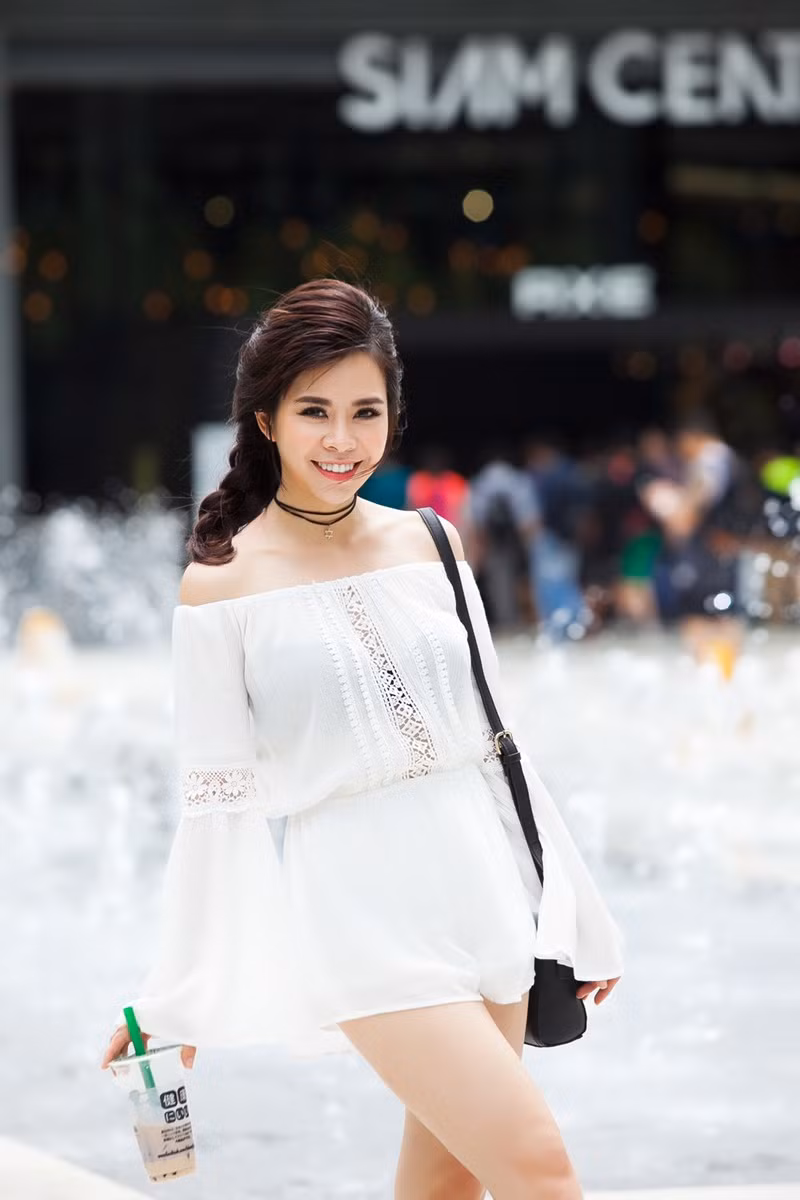 Vũ Ngọc Ánh đeo thêm vòng cổ chocker làm điểm nhấn cho toàn bộ set áo.