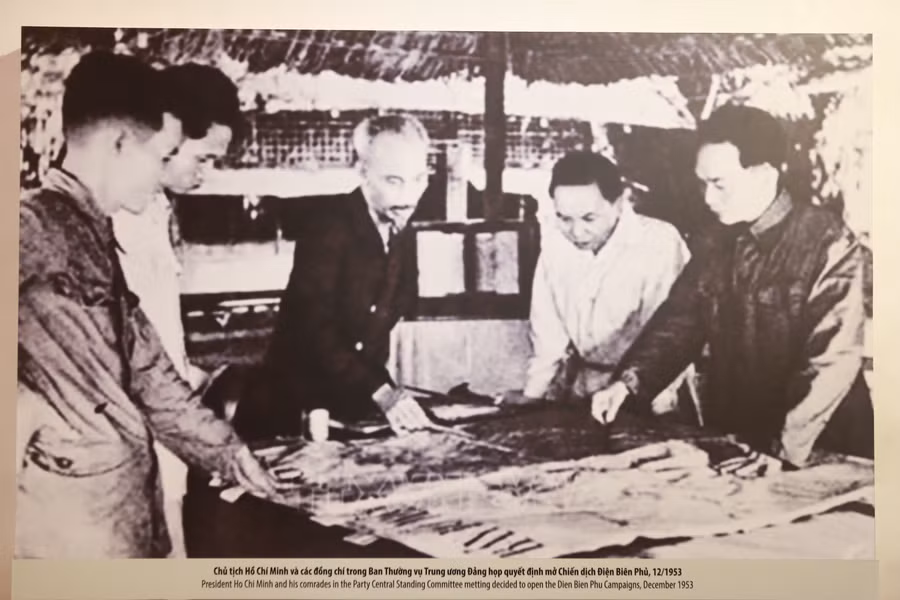 Chủ tịch Hồ Chí Minh và Ban Thường vụ Trung ương Đảng họp quyết định mở chiến dịch Điện Biên Phủ, tháng 12/1953 (ảnh trái); Bộ Chỉ huy chiến dịch họp bàn kế hoạch tiến công vào Điện Biên Phủ, tháng 1/1954 (ảnh phải).