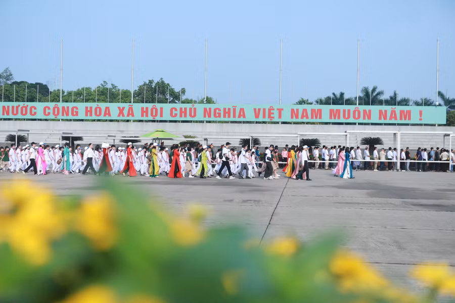 Đoàn của thầy trò Trường Tiểu học Bắc Lệnh và Trường Tiểu học Việt Nam - Cu Ba tiến hành khu vực làm lễ báo công dâng Bác.