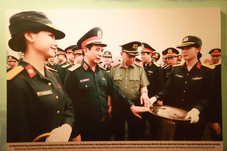 Hình ảnh của Bộ trưởng Bộ Quốc Phòng - Đại tướng Phan Văn Giang và Bộ trưởng Bộ Công an - Đại tướng Tô Lâm tới động viên các lực lượng tham gia hợp luyện diễu binh, diễu hành chuẩn bị cho Đại lễ 70 năm Chiến thắng Điện Biên Phủ, tháng 4/2024.