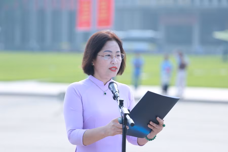 Nhà giáo Trần Thị Liên - Bí thư Chi bộ, Hiệu trưởng Trường Tiểu học Bắc Lệnh phát biểu tại lễ báo công dâng Bác.