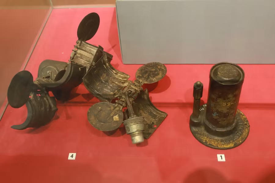 Vỏ bom bươm bướm (trái) do Mỹ sản xuất và viện trợ cho quân viễn chinh Pháp ở Đông Dương; vỏ mìn nhảy (phải) được quân Pháp sử dụng tại Điện Biên Phủ.