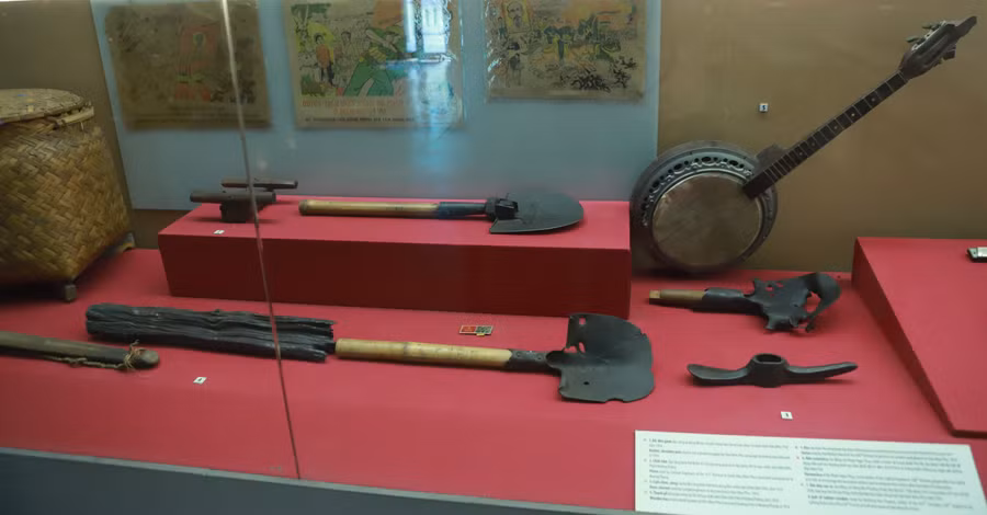 Súng trường (ảnh trái); xẻng, cuốc chim, đàn (ảnh phải) được quân dân ta sử dụng trong chiến dịch Điện Biên Phủ.