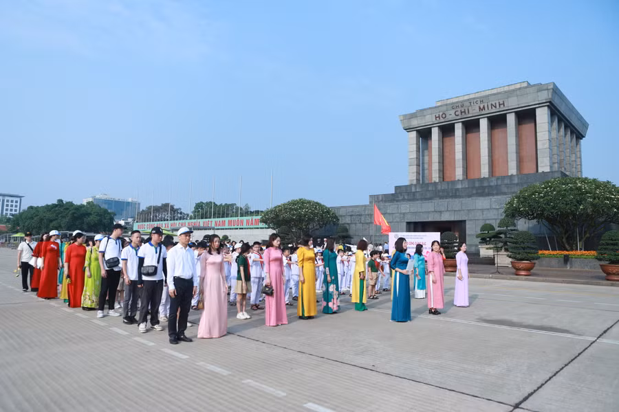 Mỗi điểm đến của hành trình đều mang giá trị giáo dục truyền thống yêu nước, lòng tự hào dân tộc cho các em học sinh.